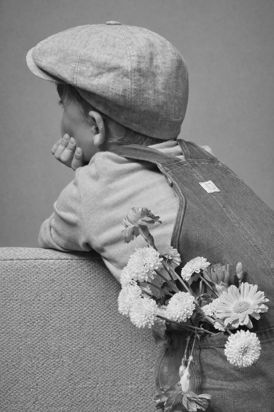 Kind met bloemen in de achterzak